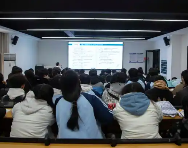爱是一剂良药就让我们把爱的火炬
