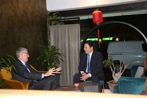 舒建国(右)与西尔维奥·布鲁塞弗罗就中餐在疫情中受到的影响进行交流。(《欧洲时报》/张锐 摄) 意大利卫生与预防医学专家组团吃中餐声援华商