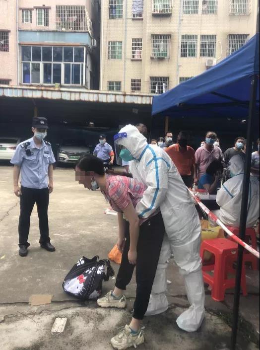 医生做核酸检测时,顺手救了个人